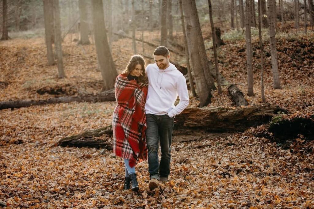 Fall in Love: Cozy & Chic Engagement Photo Ideas for Autumn