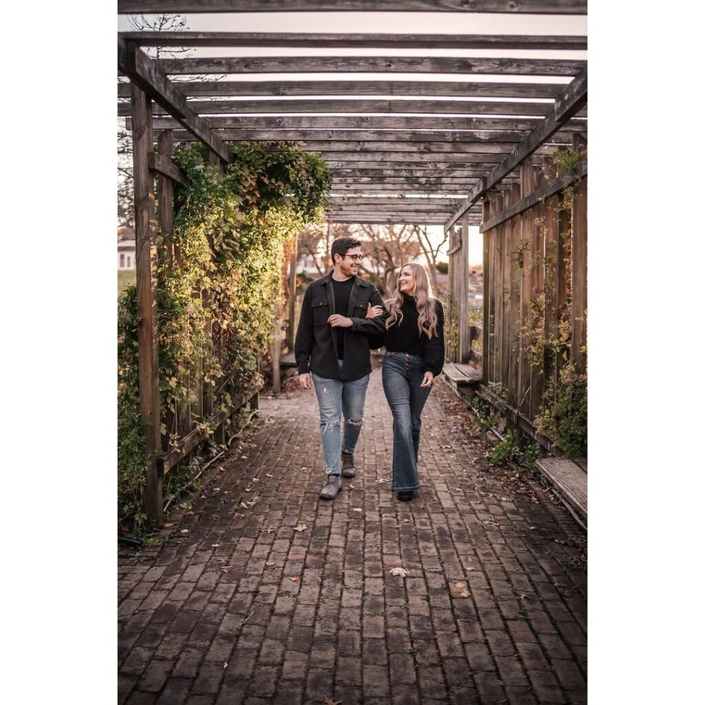 Fall in Love: Cozy & Chic Engagement Photo Ideas for Autumn