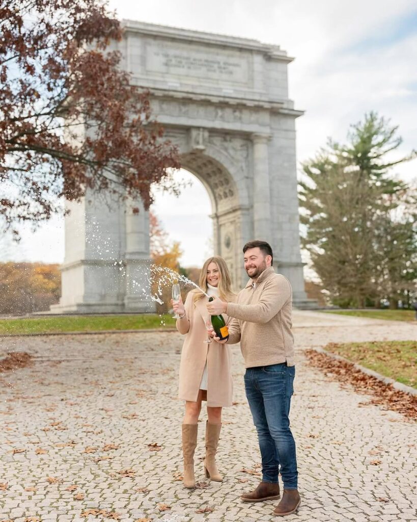 Fall in Love: Cozy & Chic Engagement Photo Ideas for Autumn