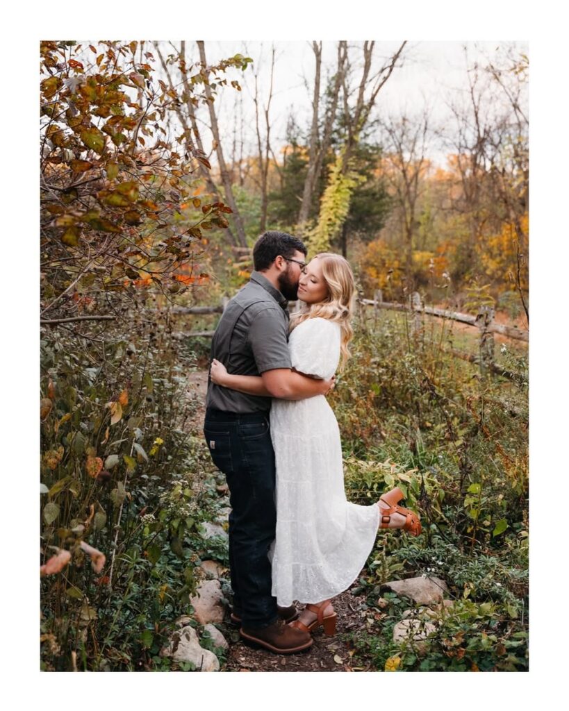 Fall in Love: Cozy & Chic Engagement Photo Ideas for Autumn
