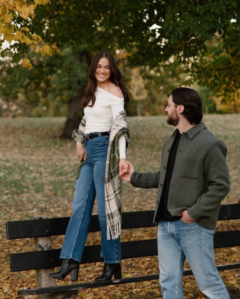 Fall in Love: Cozy & Chic Engagement Photo Ideas for Autumn