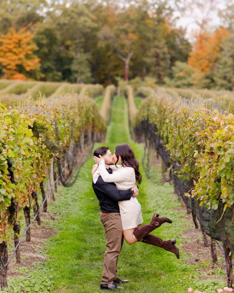Fall in Love: Cozy & Chic Engagement Photo Ideas for Autumn
