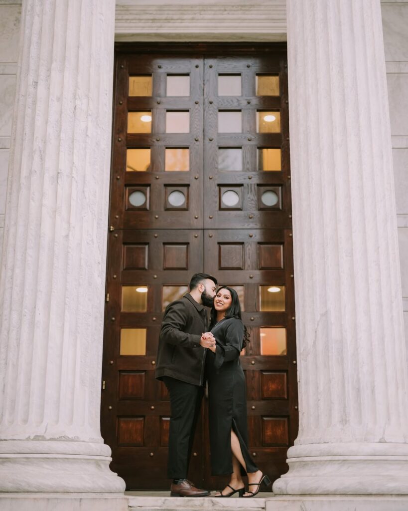 Fall in Love: Cozy & Chic Engagement Photo Ideas for Autumn