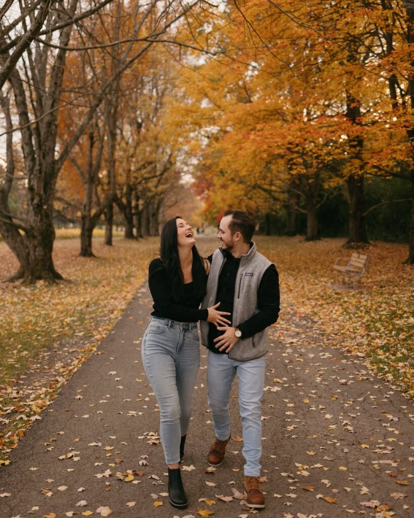 Fall in Love: Cozy & Chic Engagement Photo Ideas for Autumn