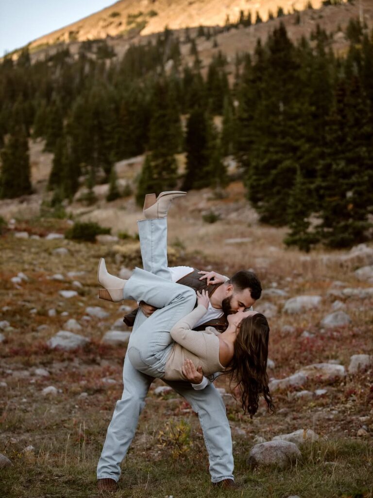 Fall in Love: Cozy & Chic Engagement Photo Ideas for Autumn