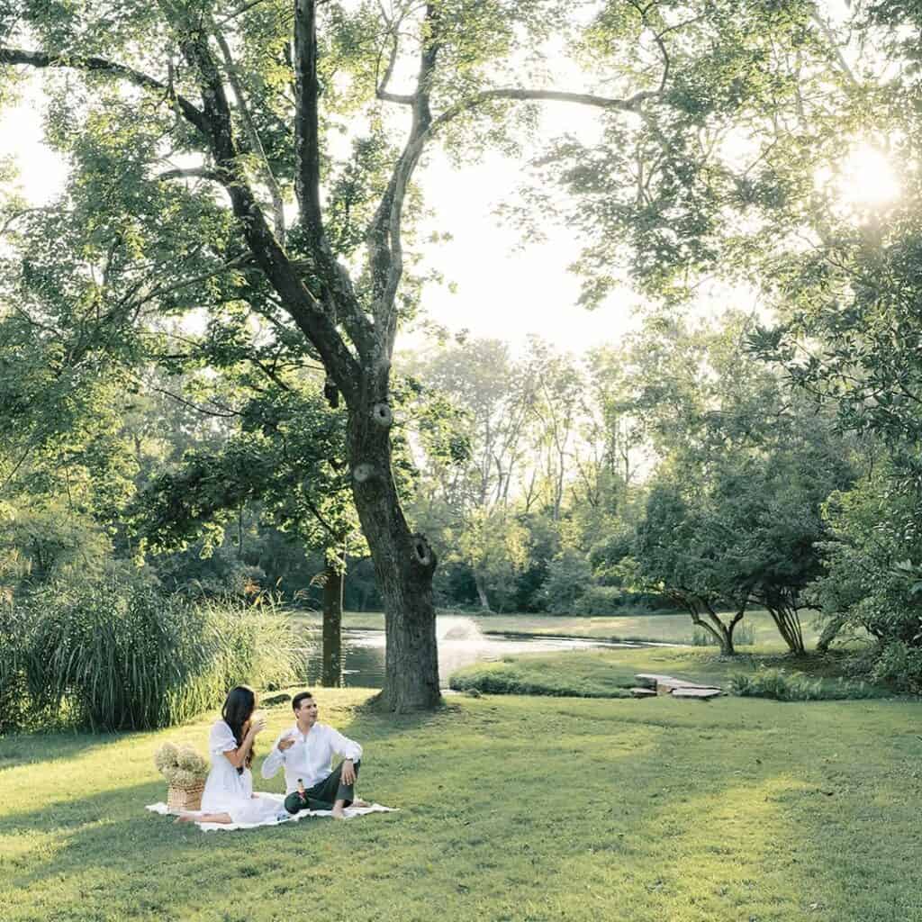 Fall in Love: Cozy & Chic Engagement Photo Ideas for Autumn