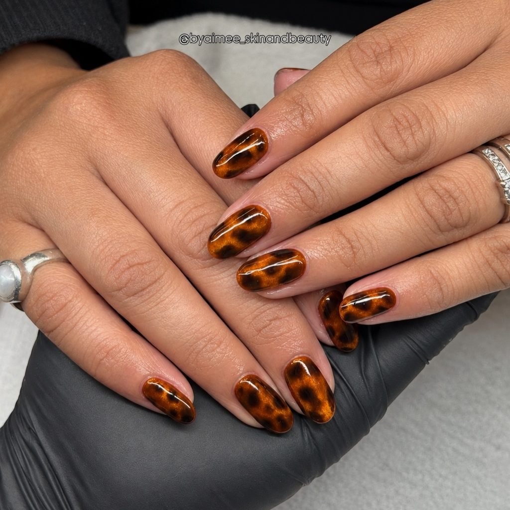 glossy amber tortoiseshell print manicure on short round nails